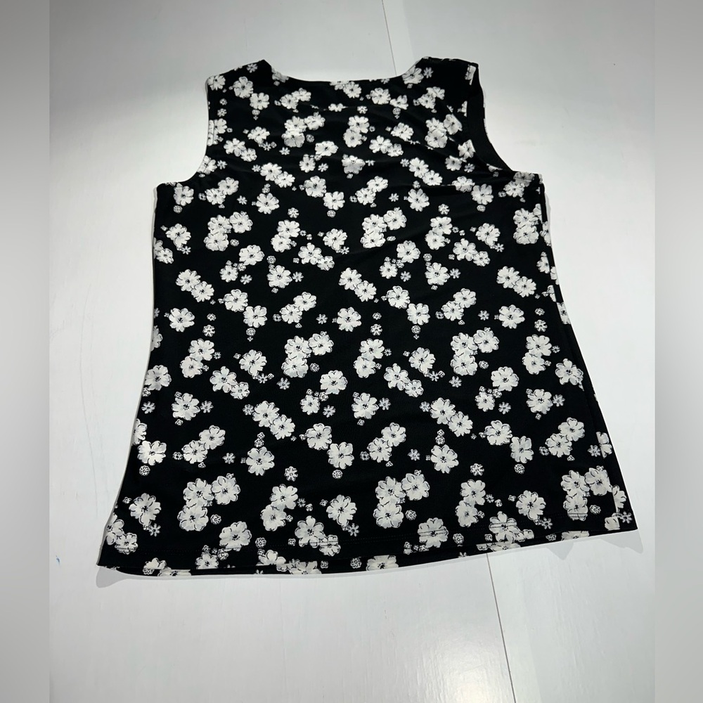 Nine W. women’s size small sleeveless blouse‎ with twist neckline